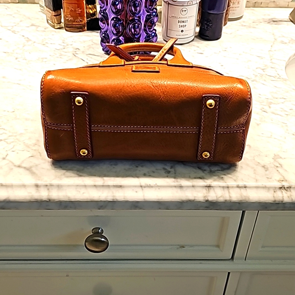 VINTAGE DOONEY AND BOURKE FLORENTINE CAMERON CROSSBODY SATCHEL IN TAN COLOR Sz S - Picture 13 of 16